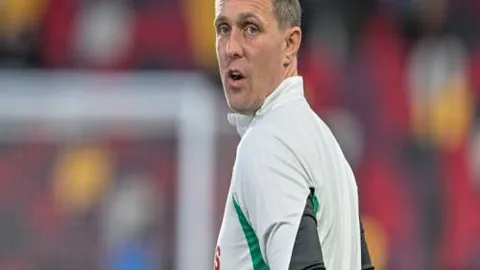 英超积分榜新动态：利物浦13分追击榜首，四队差距仅4分，曼联排第13位